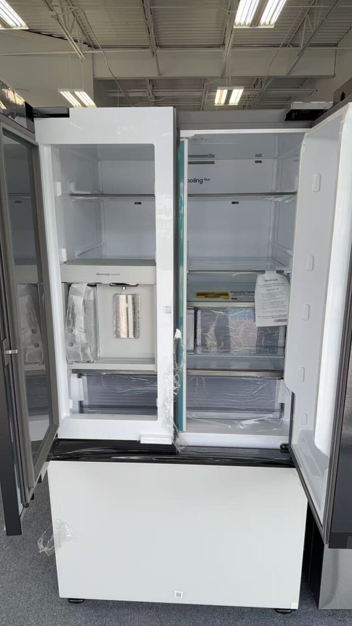 Bespoke 3-Door French Door Refrigerator (30 cu. ft.) with Beverage Center™ in White Glass - Image 3
