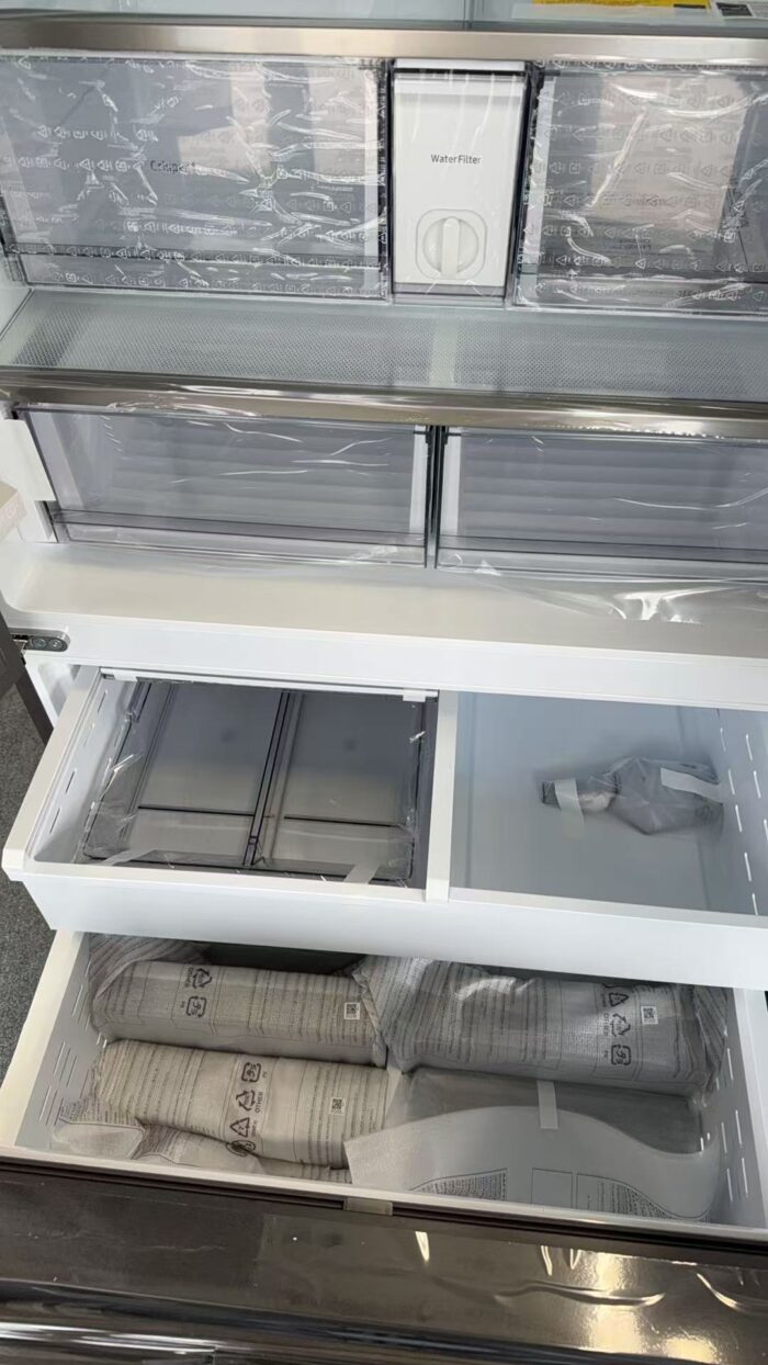 Bespoke 3-Door French Door Refrigerator (30 cu. ft.) with Beverage Center™ in White Glass - Image 5