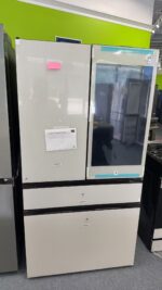 Bespoke 29 cu. ft. 4-Door French Door Refrigerator with AI Family Hub™+ & AI Vision Inside™ in White Glass - Image 2