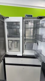 Bespoke 29 cu. ft. 4-Door French Door Refrigerator with AI Family Hub™+ & AI Vision Inside™ in White Glass - Image 3