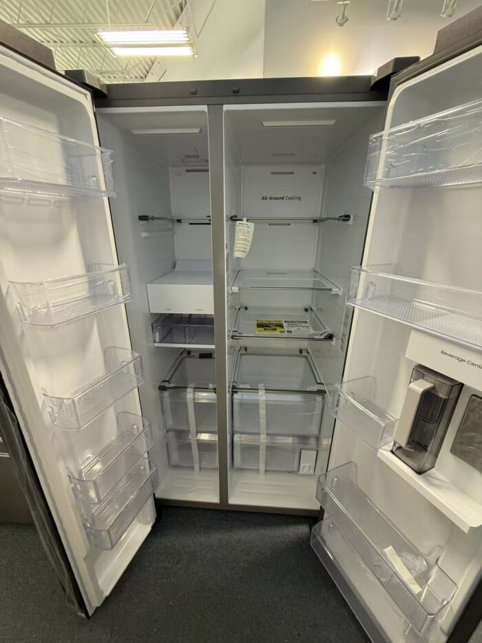 Bespoke Side-by-Side 28 cu. ft. Refrigerator with Beverage Center™ in White Glass - Image 3