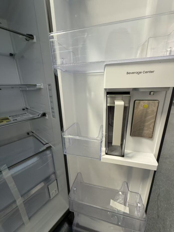 Bespoke Side-by-Side 28 cu. ft. Refrigerator with Beverage Center™ in White Glass - Image 5